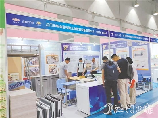 校盈五金研發(fā)的可升降課桌椅受到市場(chǎng)歡迎。