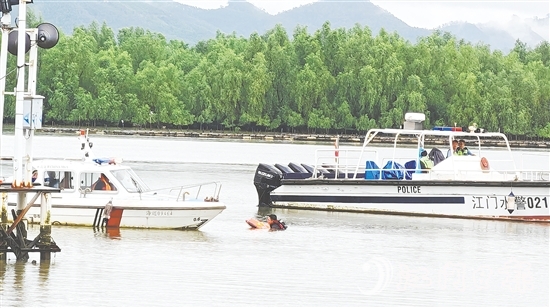 演練中，恩平就近組織力量開(kāi)展救援行動(dòng)。