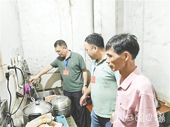 良西鎮(zhèn)人大代表到村民家中了解情況，查看已經(jīng)安裝好的自來水。