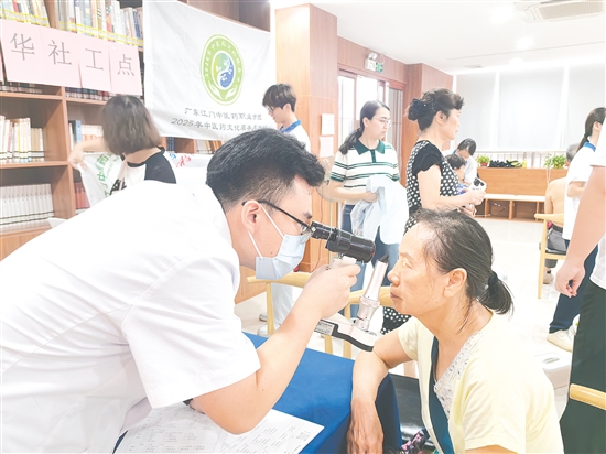 醫(yī)護(hù)人員為社區(qū)居民進(jìn)行視力檢查。