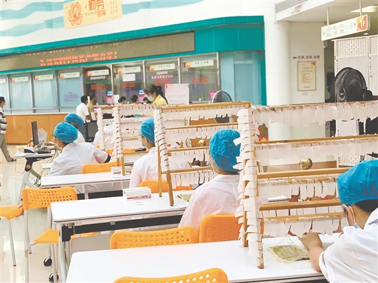 三伏貼受到市民青睞。