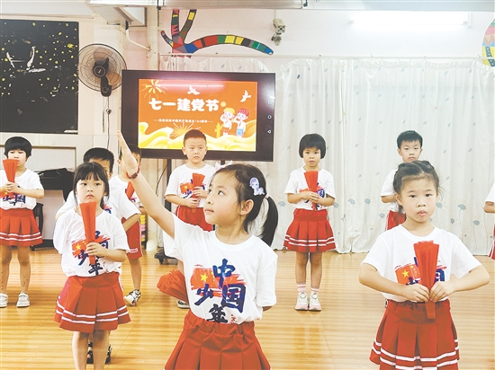 恩平市江洲幼兒園的孩子們唱出對祖國的深情祝福。