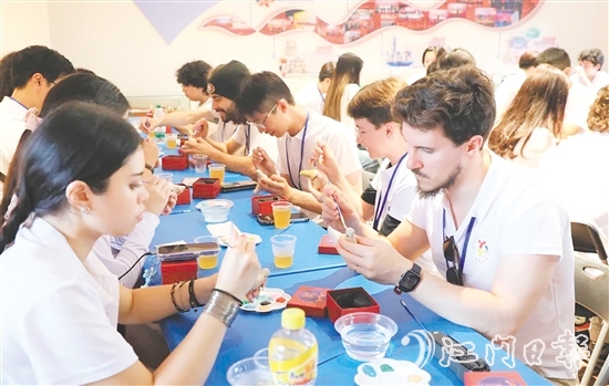 交流團體驗“鎮(zhèn)濠泥雞制作技藝”。