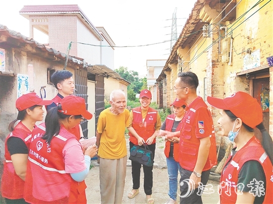 人大代表和紅豐村“愛心服務隊”進村入戶傾聽民生訴求。