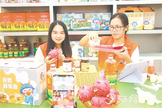 仲愷農(nóng)業(yè)工程學(xué)院學(xué)生在直播間推介龍勝特色農(nóng)產(chǎn)品。