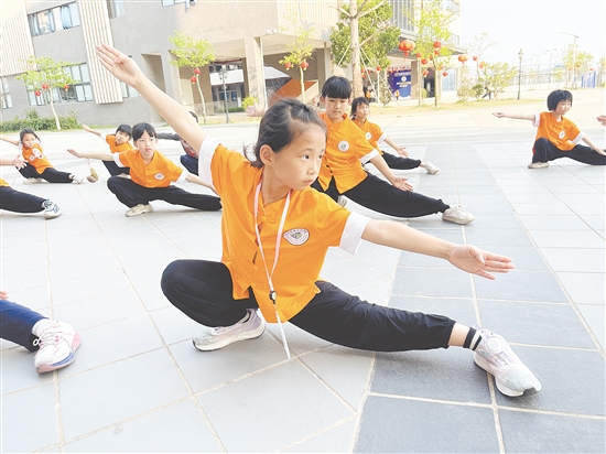 在武術(shù)隊(duì)訓(xùn)練場(chǎng)，少年們目光如炬，馬步扎實(shí)，出拳帶風(fēng)。