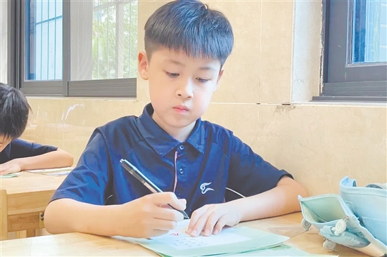 學(xué)生參加規(guī)范漢字書寫活動(dòng)。