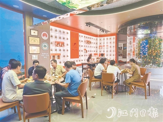 體驗(yàn)館設(shè)置了休憩和茶點(diǎn)品鑒的區(qū)域，還專門布置了茶坑歷史文化主題展覽。