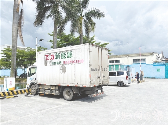 充電站位置優(yōu)越，吸引了很多過路車輛進(jìn)場(chǎng)充電。