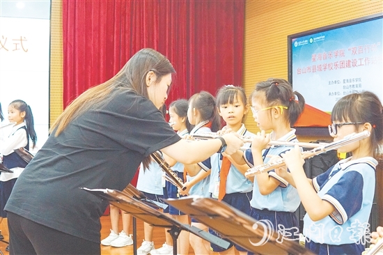 星海音樂學(xué)院師生團(tuán)隊(duì)為臺(tái)山學(xué)子進(jìn)行專業(yè)藝術(shù)指導(dǎo)。