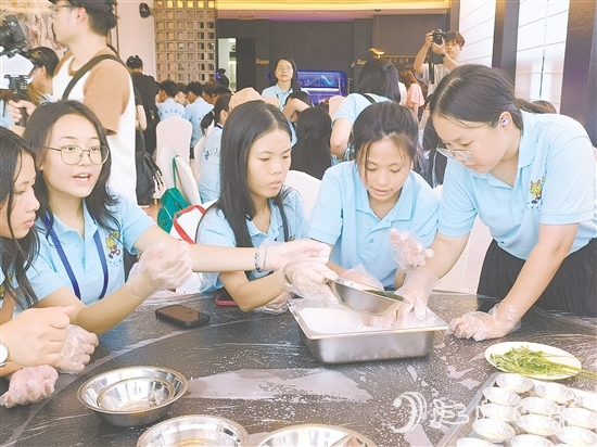 營(yíng)員們制作艾糍美食，感受僑鄉(xiāng)民俗風(fēng)情。