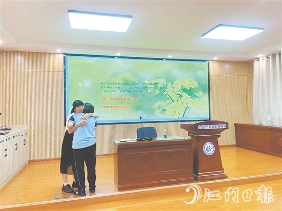 在手語(yǔ)朗讀環(huán)節(jié)，黃曉聰引導(dǎo)學(xué)生重構(gòu)對(duì)過(guò)往經(jīng)歷的認(rèn)知，許多學(xué)生主動(dòng)用“我想抱抱你”表達(dá)情感。