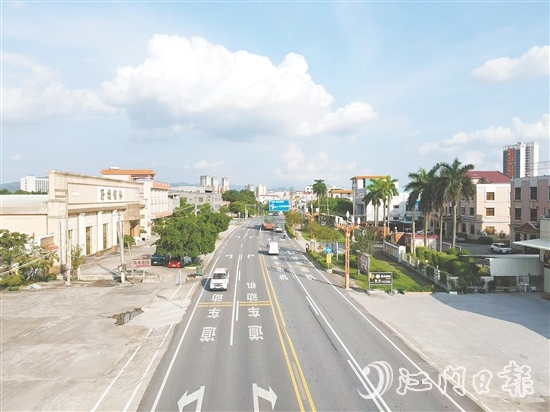 大江鎮(zhèn)人大代表助推民生實(shí)事項(xiàng)目建設(shè)跑出“加速度”，圖為實(shí)施風(fēng)貌帶升級(jí)的國道G240線廊道整治工程。