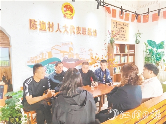 大江鎮(zhèn)人大代表在聯(lián)絡(luò)站接訪群眾，聽取群眾意見建議。