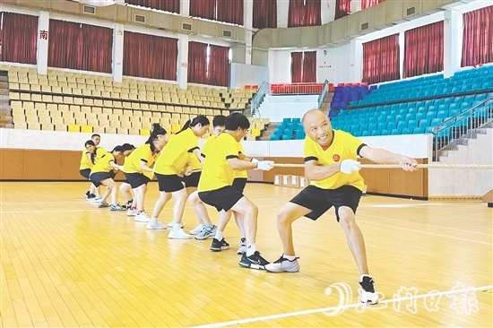 職工在賽場上感受團(tuán)隊協(xié)作帶來的樂趣。