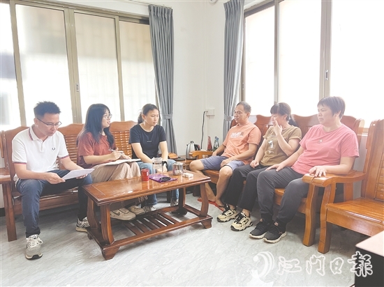 林婉君（左二）和同事們定期深入各村（社區(qū)），與村干部圍坐交流。