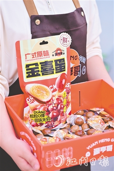 凌源亨和團(tuán)隊(duì)將司前溫蛋制作成真空包裝的便攜零食。