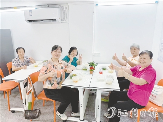 老人在南興社區(qū)嵌入式公共服務(wù)點(diǎn)的長(zhǎng)者食堂用餐。