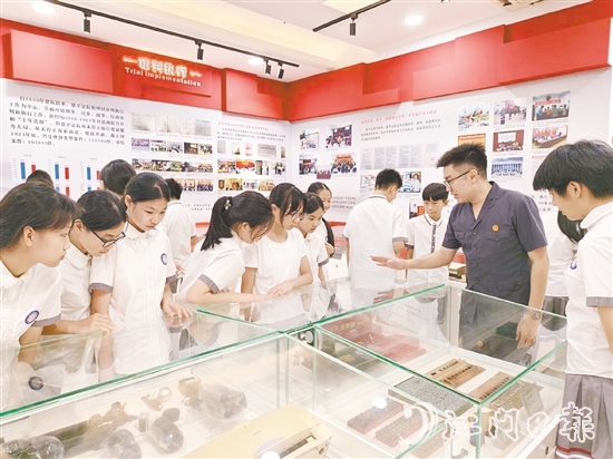 學(xué)生們參觀恩平市人民法院院史室。