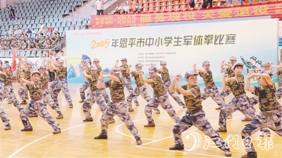 各參賽隊(duì)伍身著統(tǒng)一服裝，列隊(duì)整齊，口號(hào)響亮，一招一式剛勁有力。