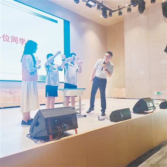 醫(yī)護(hù)人員與學(xué)生在臺(tái)上互動(dòng)。