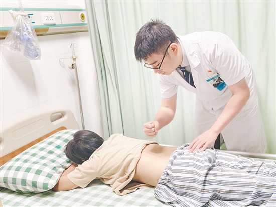 醫(yī)生對患者進行檢查。