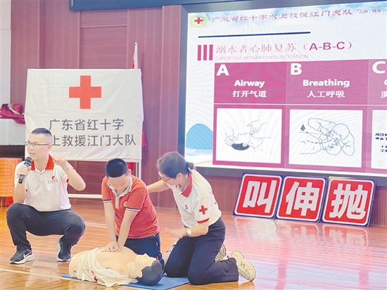 學生在工作人員指導下進行模擬急救。