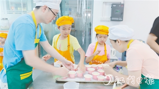 在專業(yè)培訓(xùn)導(dǎo)師的指導(dǎo)下，家長和孩子一同學(xué)習(xí)紙杯蛋糕的制作工藝。