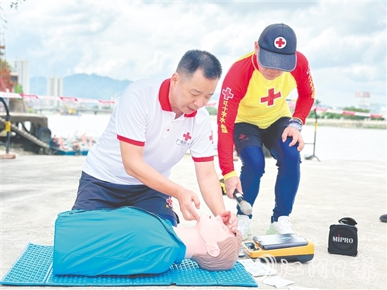 紅十字會培訓導師現(xiàn)場示范急救方法。