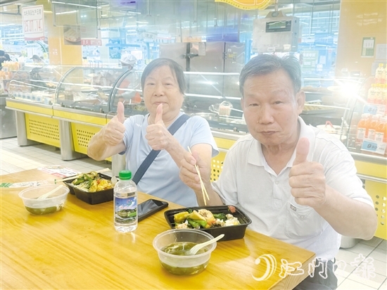 啟用當天，大潤發(fā)超市“小開社區(qū)飯?zhí)谩蔽瞬簧匍L者前來參加試吃活動。