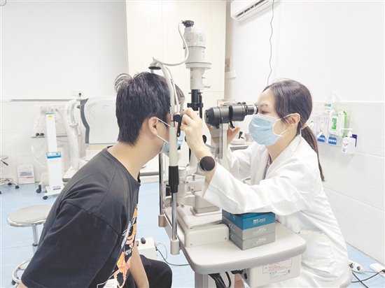 醫(yī)生為患者進行眼部復(fù)查。