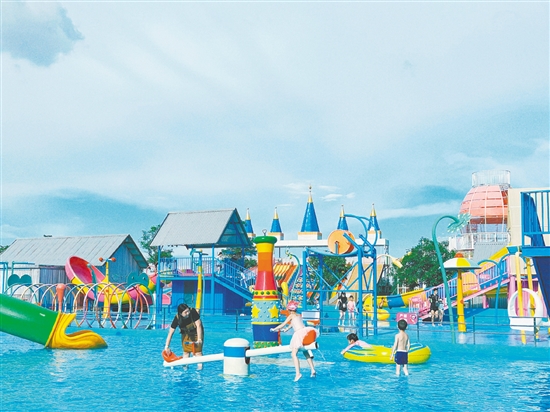 水上樂園受親子家庭歡迎。