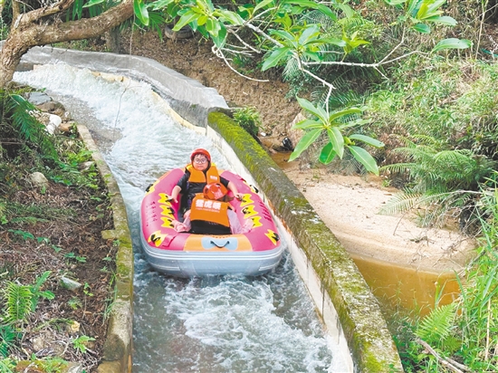 夏天，許多市民游客都熱衷漂流。