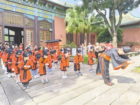 現(xiàn)場，30名身穿傳統(tǒng)漢服的新學(xué)員到大成殿行拜師禮。