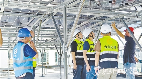 工作人員加快推進(jìn)光伏項(xiàng)目建設(shè)。