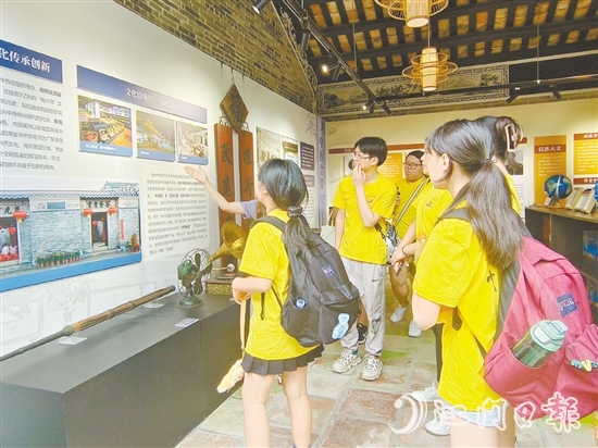 營員們深入鄉(xiāng)村參觀，感受僑鄉(xiāng)發(fā)展變化。