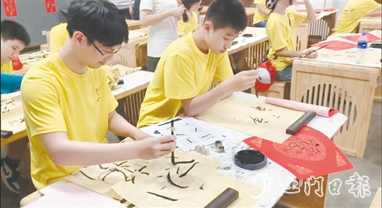 營員們學(xué)習(xí)書法等傳統(tǒng)技藝。