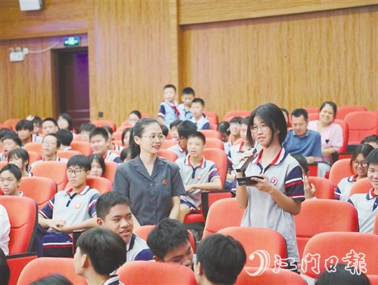 庭審結束后，承辦法官圍繞被告人犯罪行為，以案釋法，與學生互動。