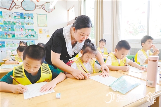 硬筆書法課上，孩子們在教師的指導(dǎo)下，一筆一畫認(rèn)真書寫。