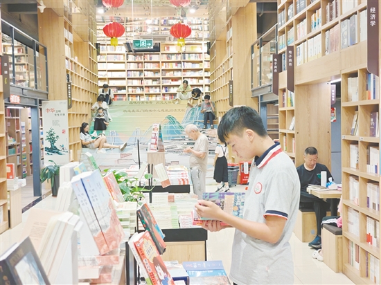 江門新華書店對(duì)各類熱銷圖書、文體用品開展了買贈(zèng)、多重折扣等優(yōu)惠活動(dòng)，吸引了眾多讀者。