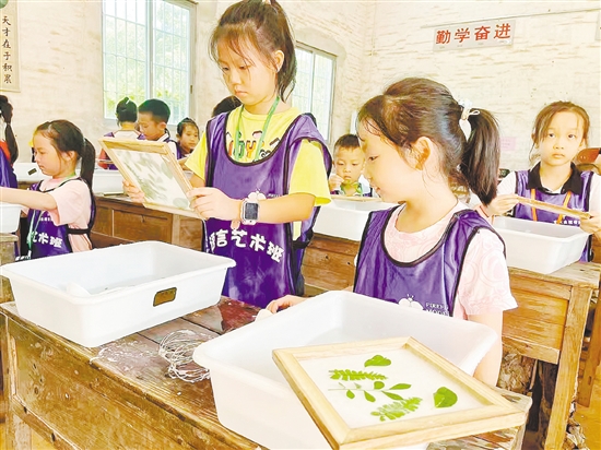 荷溪星舍民宿將歷史文化和鄉(xiāng)村自然生態(tài)有機(jī)結(jié)合，定期開展手工實(shí)踐活動(dòng)。