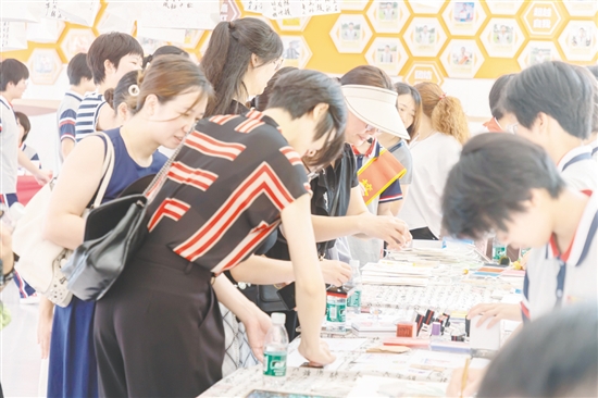 活動現(xiàn)場還設(shè)有“慧樂僑創(chuàng)·智藝未來”教育主題活動展示。 活動現(xiàn)場還設(shè)有“慧樂僑創(chuàng)·智藝未來”教育主題活動展示。