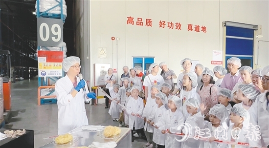 家長和孩子了解產(chǎn)品生產(chǎn)細節(jié)。