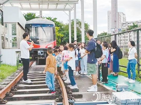 科普老師講解軌道交通知識。