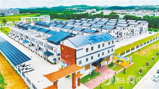 走進(jìn)址山鎮(zhèn)蓮珠新村，傳統(tǒng)的農(nóng)村建筑經(jīng)過“光伏+”改造后，充滿科技感。