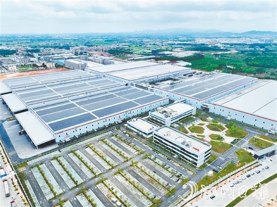 隆基綠能大面積廠房屋頂安裝高轉(zhuǎn)化率光伏組件，通過自發(fā)自用，大幅降低企業(yè)能耗。