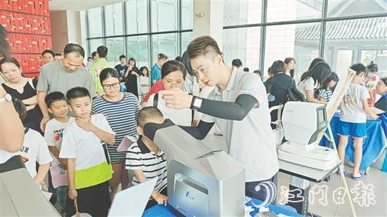 在劇場外，鶴山愛爾新希望眼科醫(yī)院布置了多個服務攤位，為孩子們提供眼健康檢查。