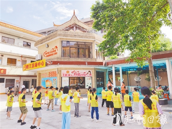 在沙坪街道桂林社區(qū)，學員們在教練的帶領下學習“詠春拳”。