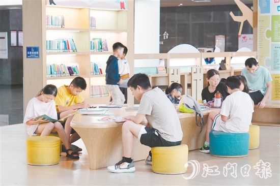 炎炎夏日，鶴山市圖書館成為市民避暑充電的熱門去處。