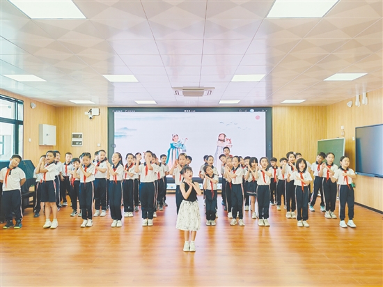 鶴山一中附屬小學(xué)開(kāi)展古詩(shī)新唱活動(dòng)，各班結(jié)合音樂(lè)、舞蹈等形式，呈現(xiàn)意境唯美、精彩活潑的吟誦舞臺(tái)。